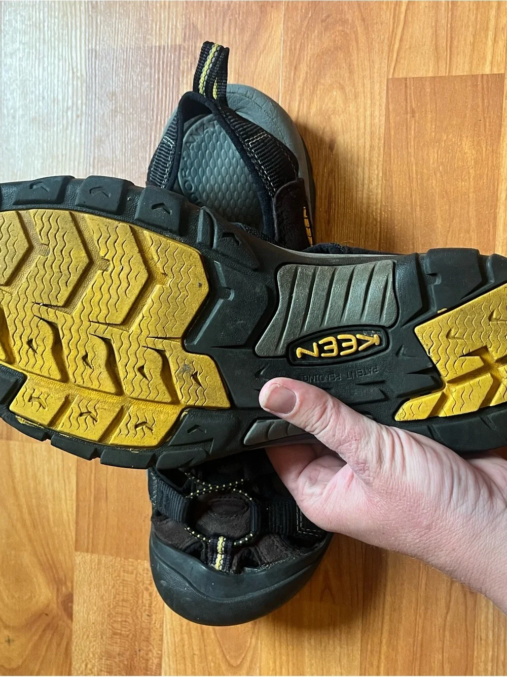 Like New Men’s Keen Sandals Black & Yellow Hiking Outdoors Durable